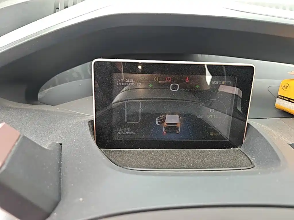 صورة 12 - Baojun E200