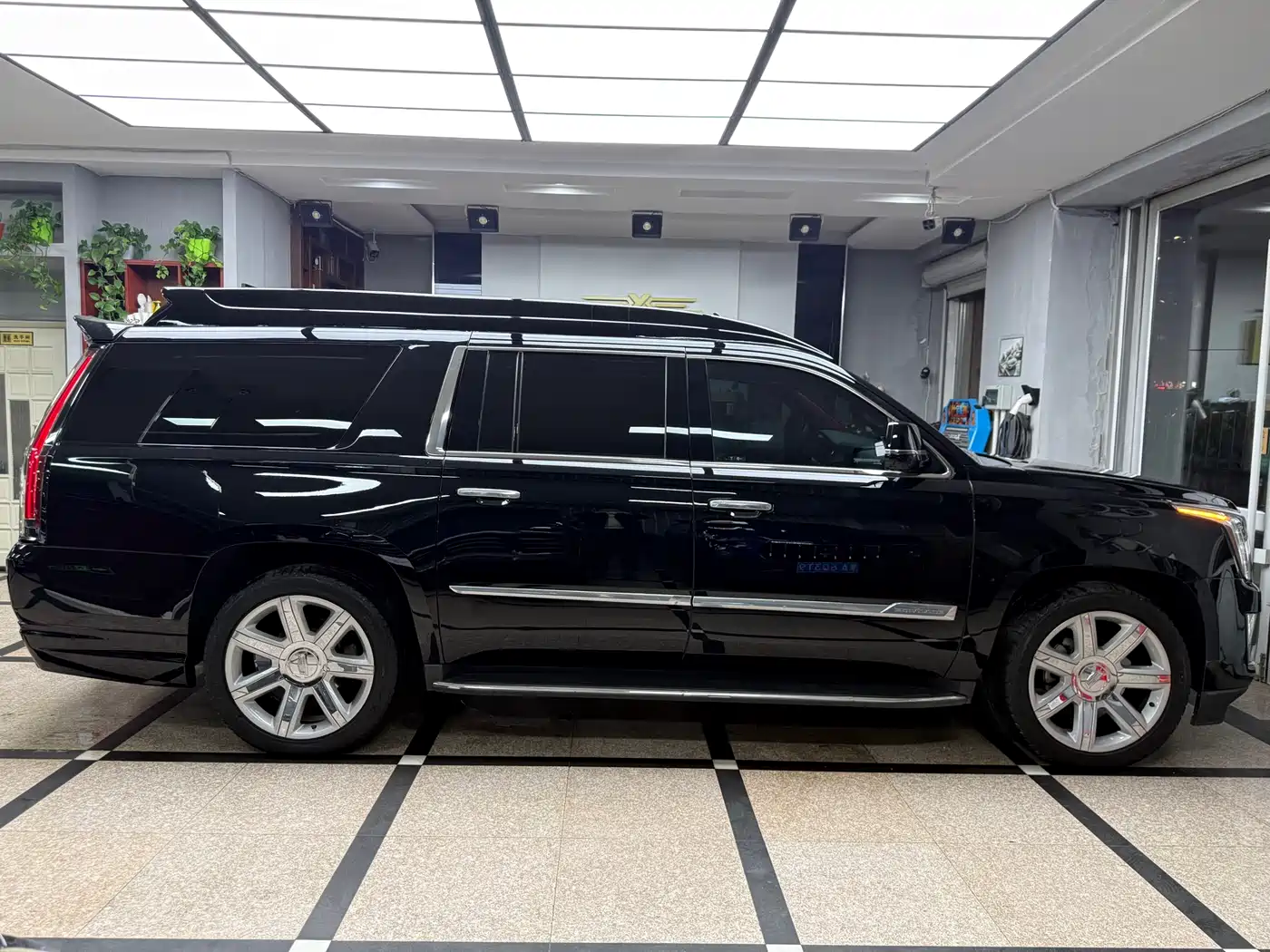 Cadillac Escalade 2017 6.2L ESV Platinum Extended фото 4