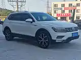 Photo 3 - Volkswagen Tiguan L