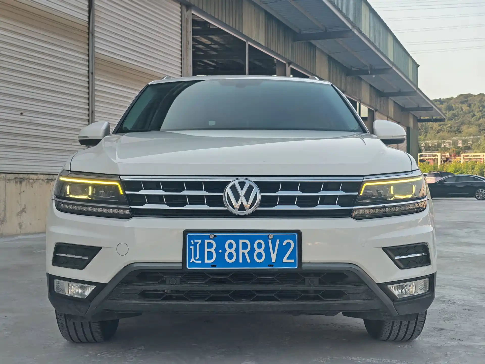 Photo 2 - Volkswagen Tiguan L
