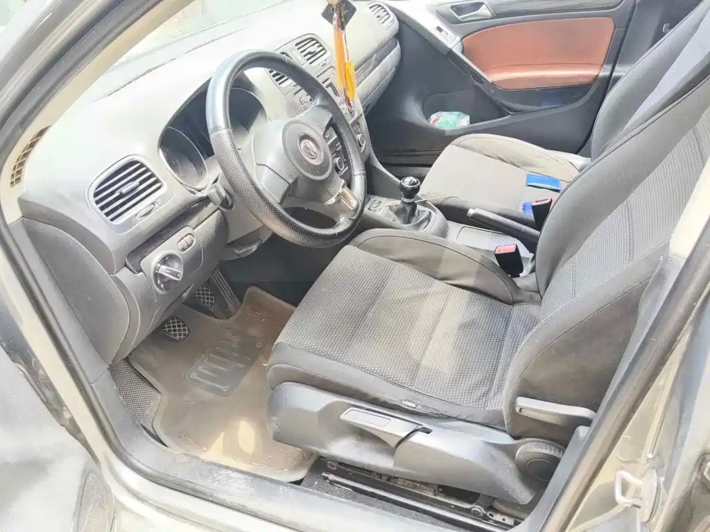 Photo 8 - Volkswagen Golf