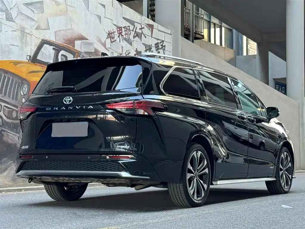 Toyota Granvia 2023 2.5L Hybrid VIP Edition фото 5