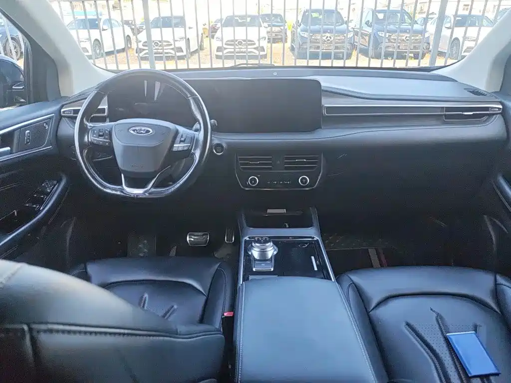 Фото 13 - Ford Edge