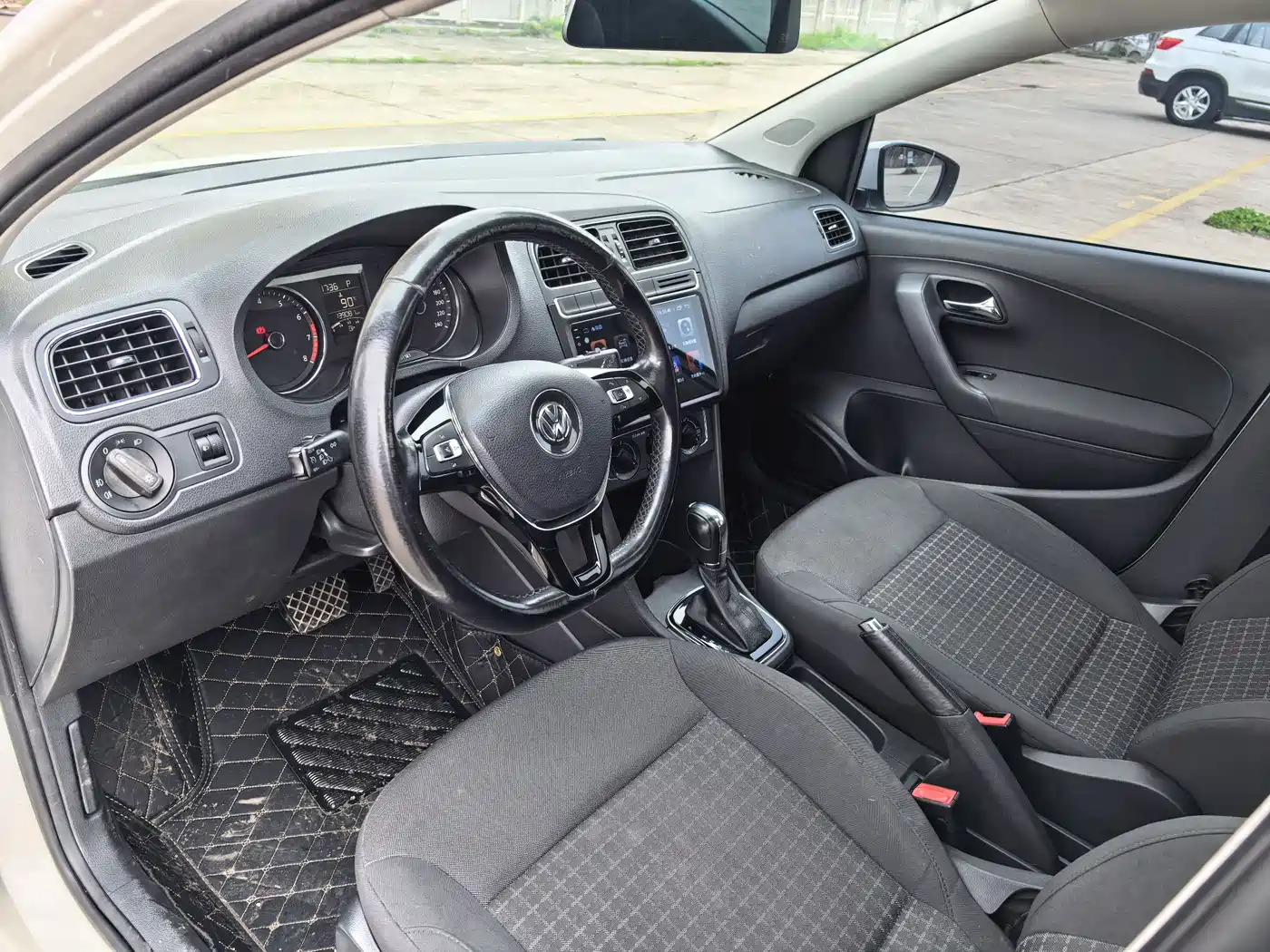 Volkswagen Polo 2016 1.6L Automatic Luxury фото 12