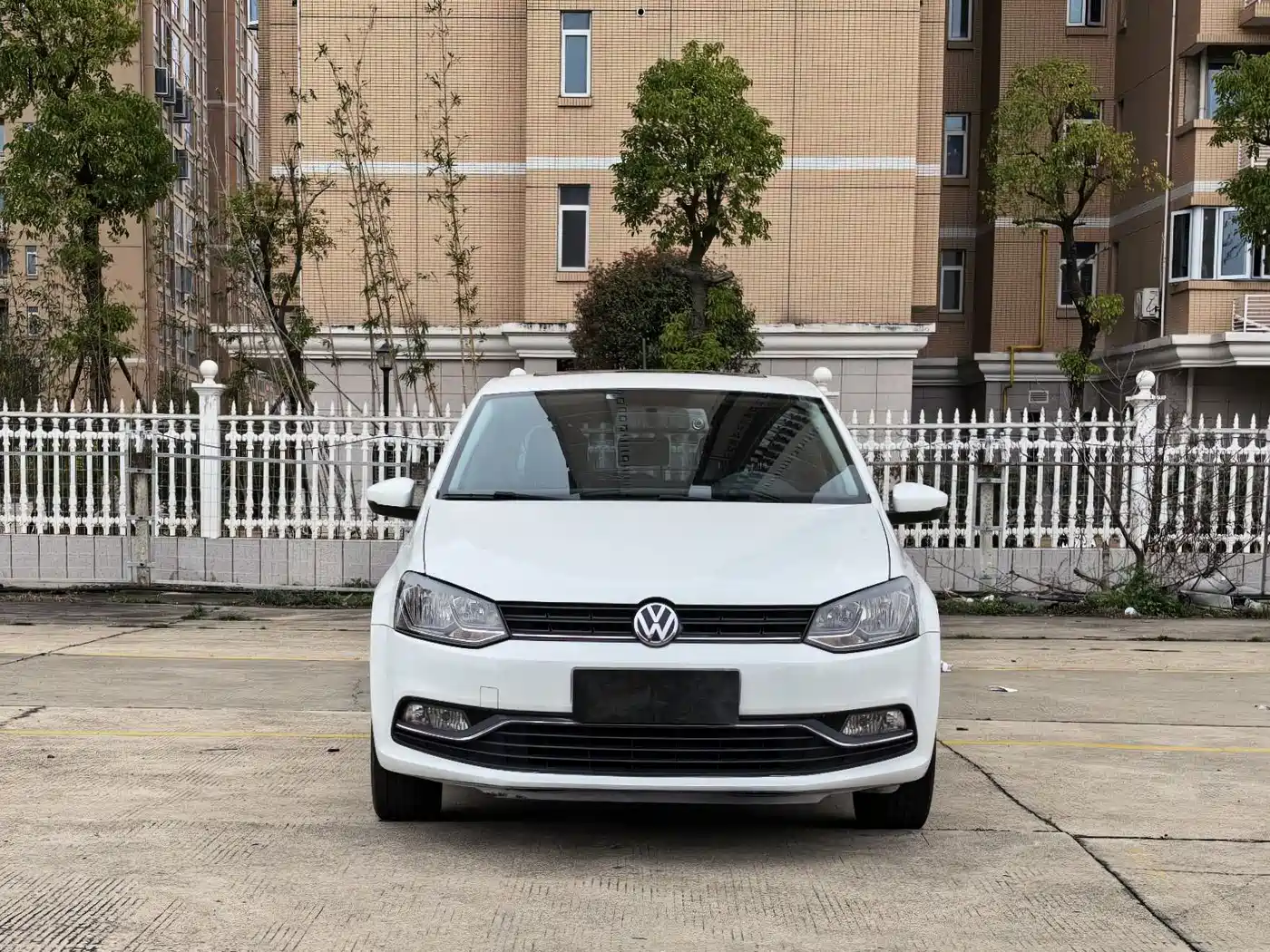 Volkswagen Polo 2016 1.6L Automatic Luxury фото 2