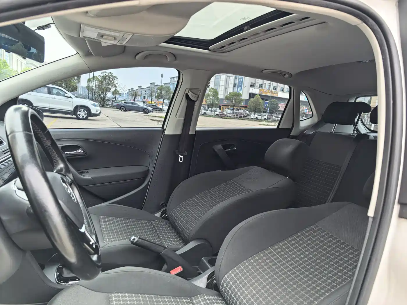 Volkswagen Polo 2016 1.6L Automatic Luxury фото 13