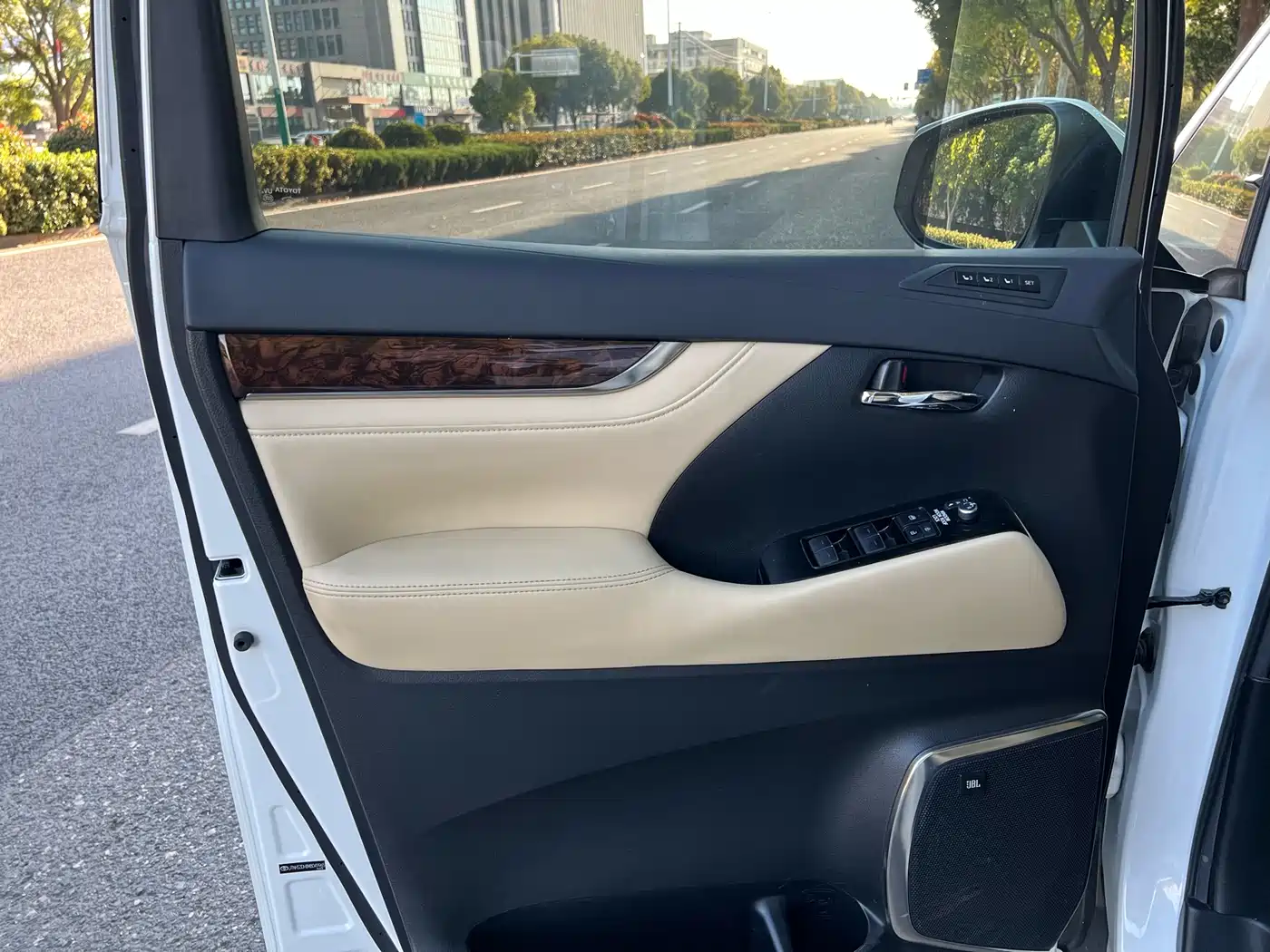 Toyota Alphard 2021 Hybrid 2.5L Luxury фото 9