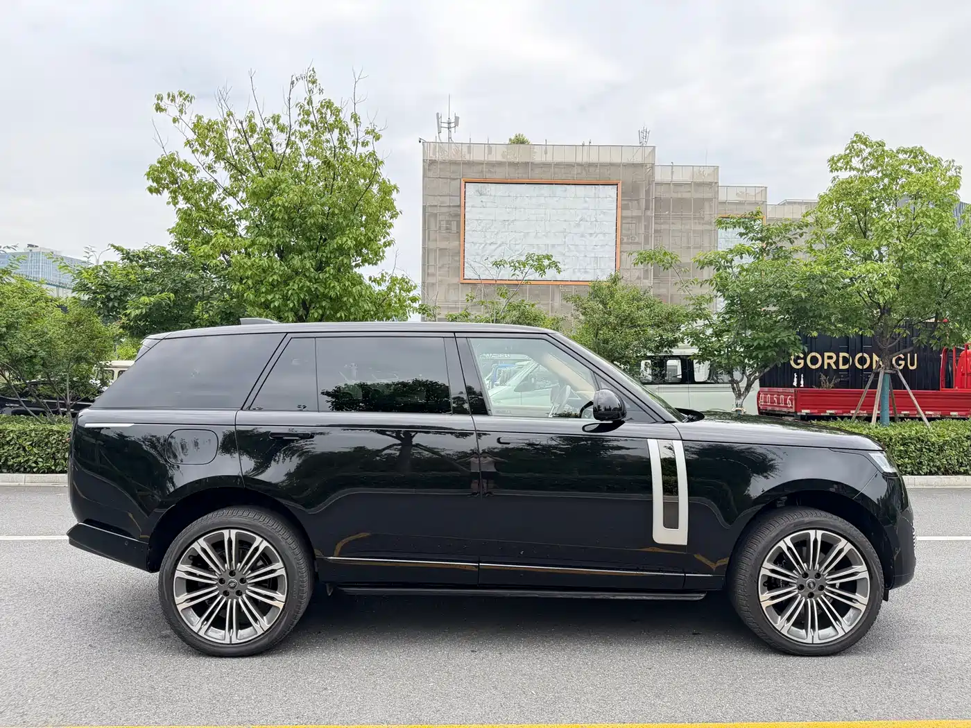 Land Rover Range Rover 2024 3.0 L6 400PS SV Prestige Genesis Extended 4-Seater фото 4