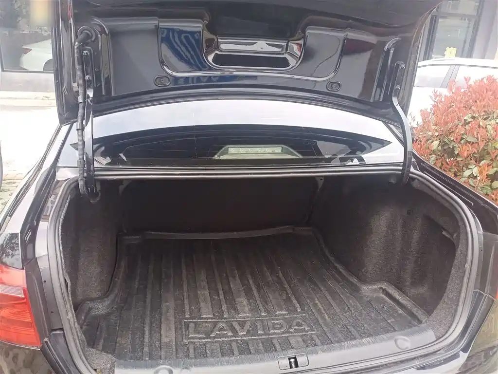 Volkswagen Lavida 2015 1.6L Automatic Trend Edition фото 18