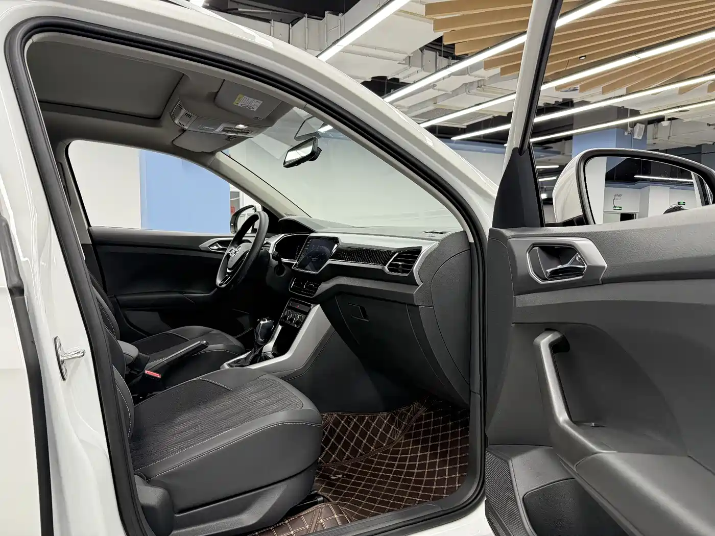 Volkswagen T-Cross 2022 280TSI DSG Luxury Edition фото 27