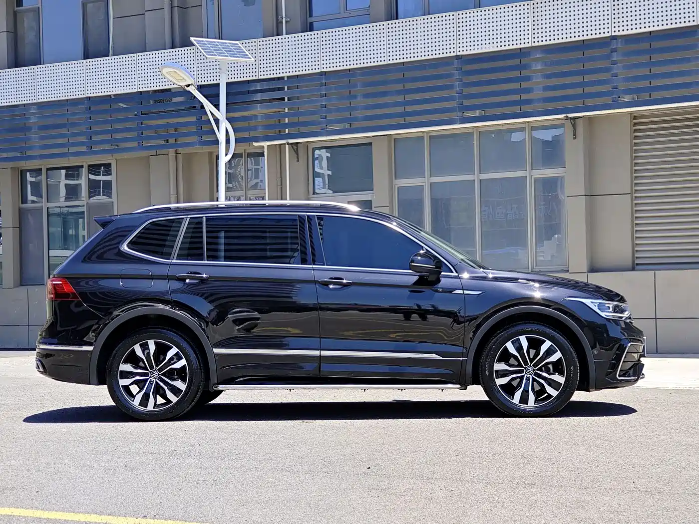 Volkswagen Tiguan L 2024 330TSI Automatic 2WD R-Line Premium Enjoyment Edition фото 8