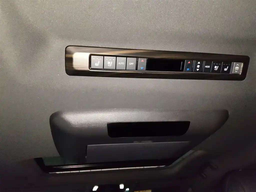 Toyota Granvia 2022 Model Year 2.5L Hybrid Flagship Edition фото 9