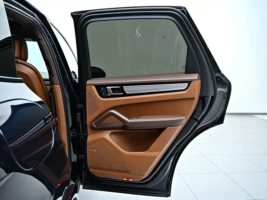 Porsche Cayenne New Energy 2023 Cayenne E-Hybrid 2.0T Platinum Edition фото 22