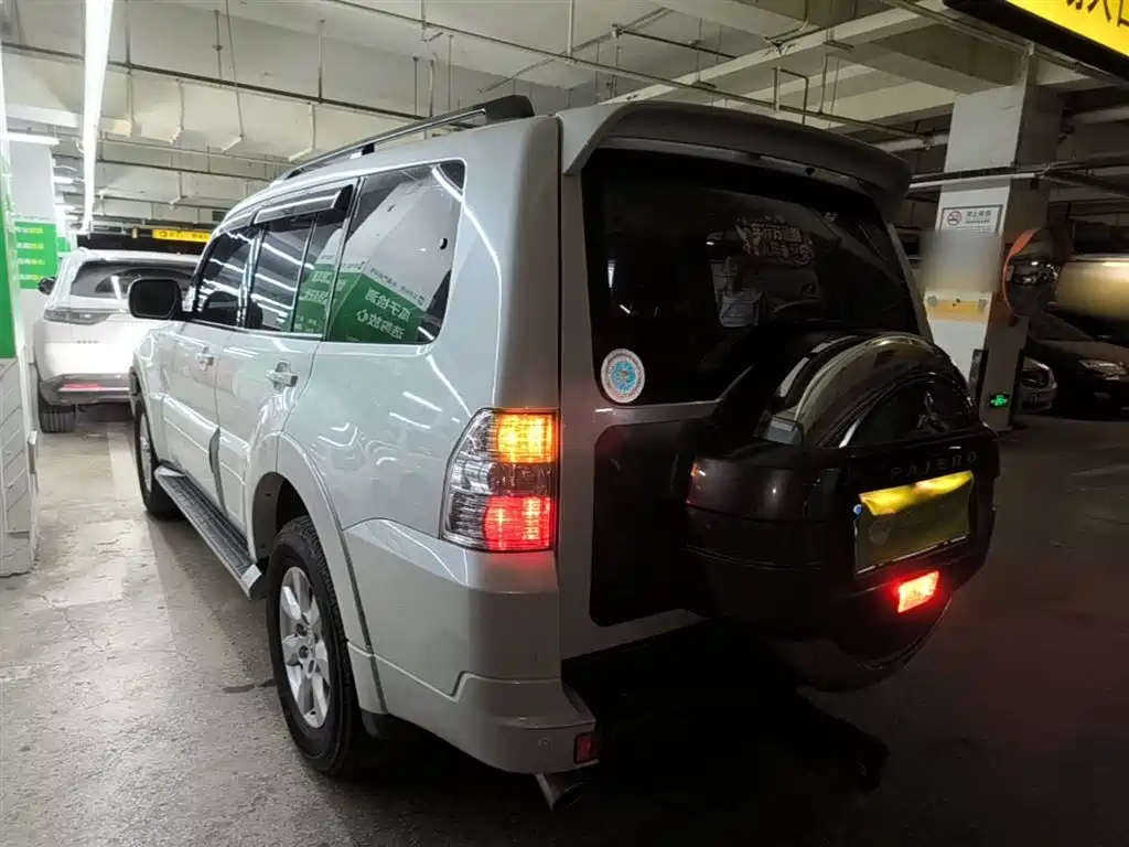Mitsubishi Pajero (Import) 2016 3.0L Automatic Standard (China IV) фото 5