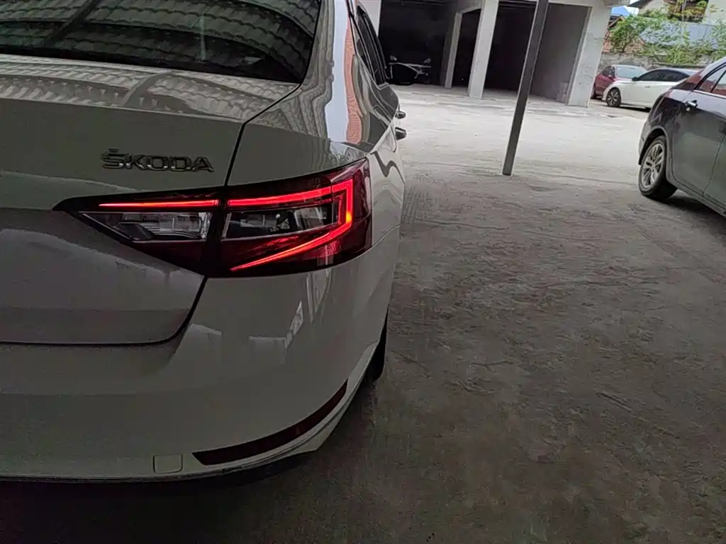 Škoda Superb 2016 TSI280 DSG Pioneer Edition фото 8