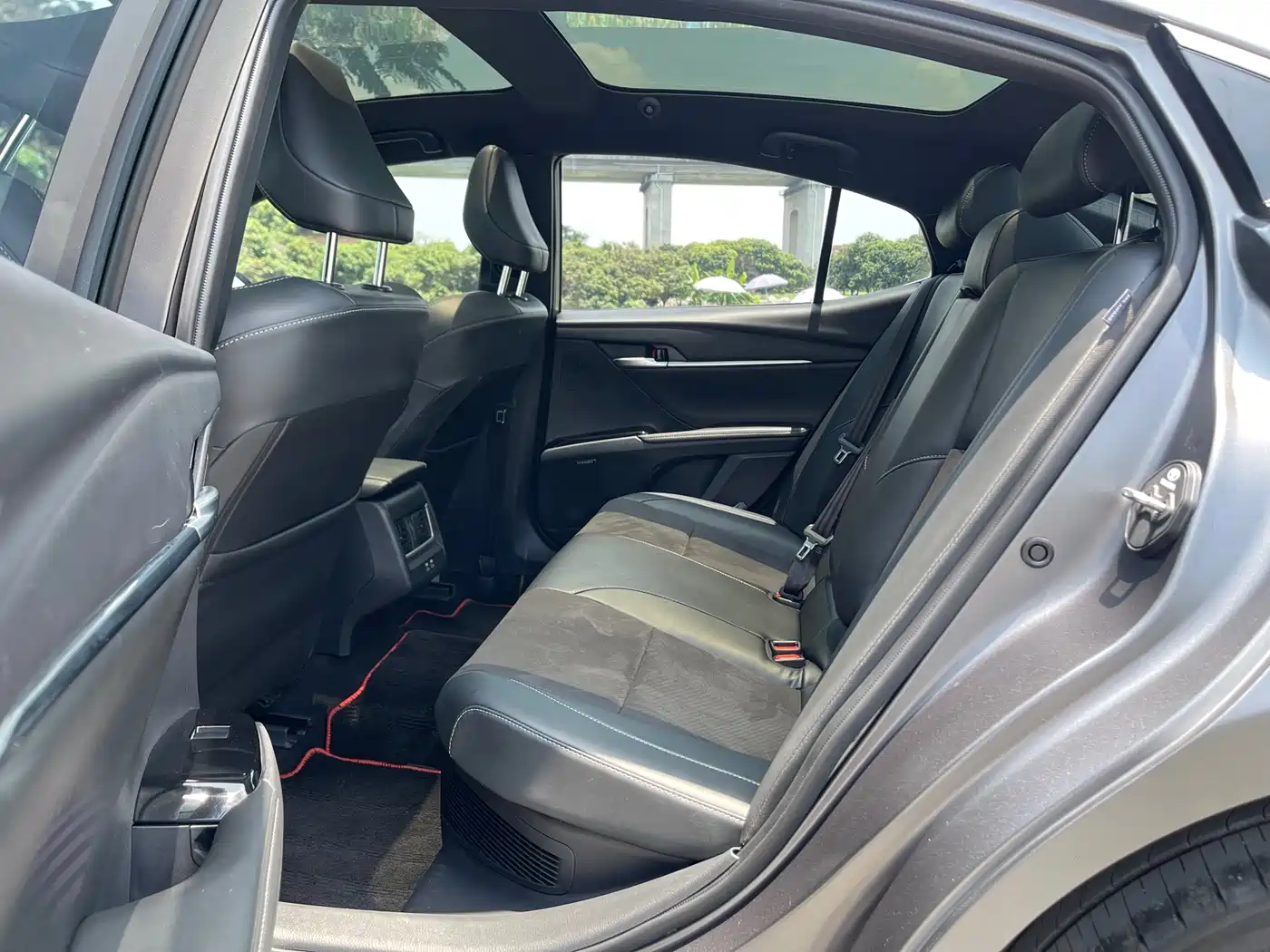 Toyota Camry 2025 Hybrid 2.0HXS Glory Edition фото 28
