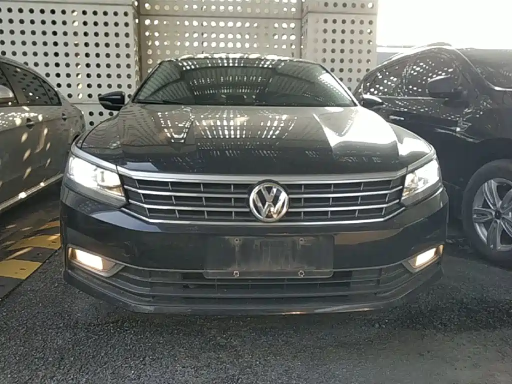 Volkswagen Passat 2015 1.8TSI DSG Elegance Edition фото 3