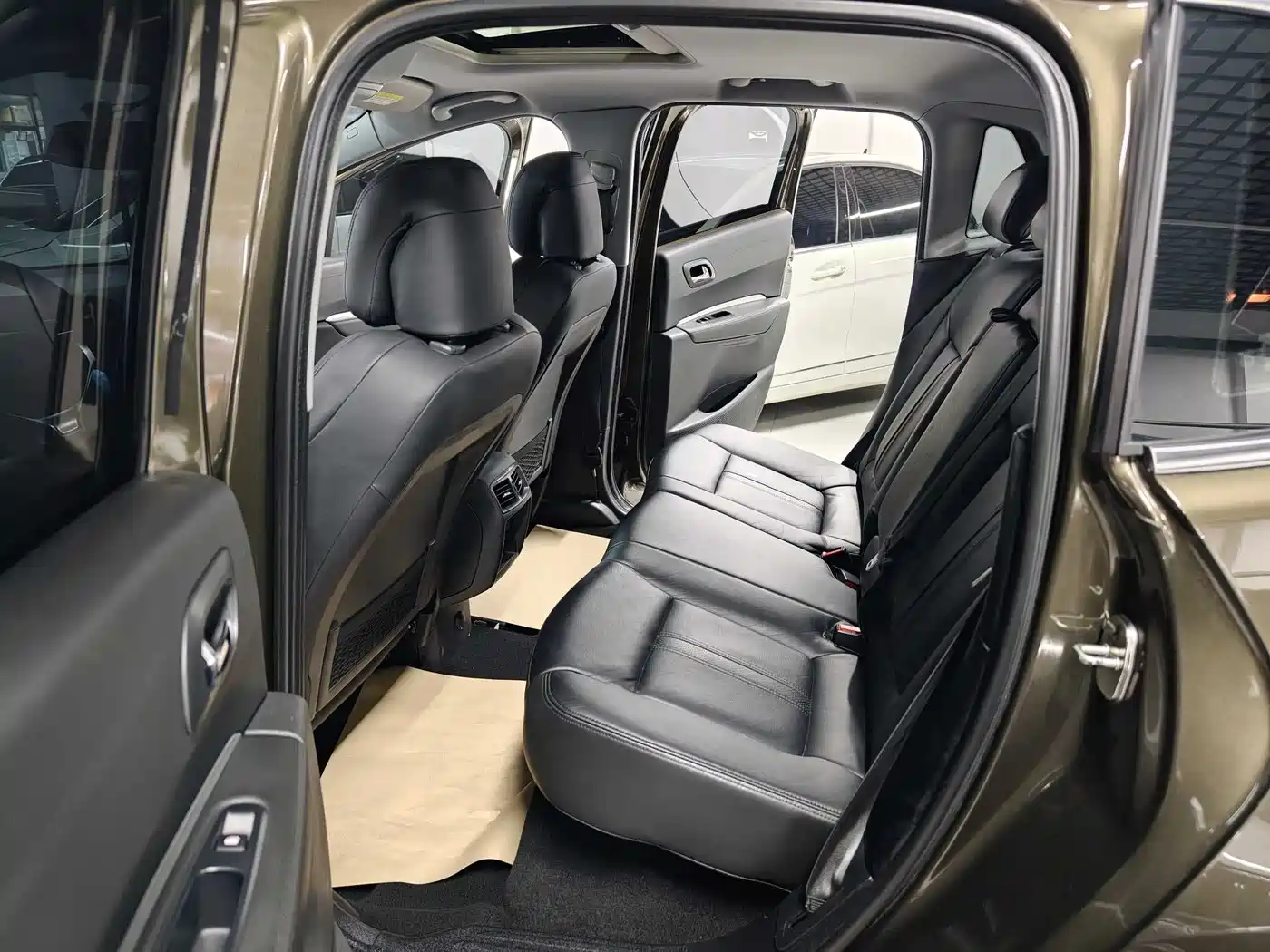 Peugeot 3008 2016 2.0L Automatic Standard Edition фото 6