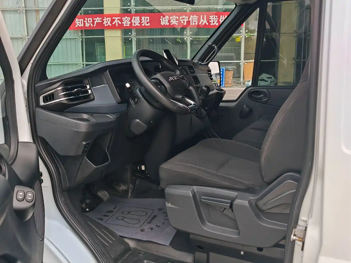 Jiangling JMC Fushun 2024 2023 2.0T Manual Short Wheelbase Low Roof Commercial Multi-purpose Vehicle 6 Seats Dual-opening Tailgate