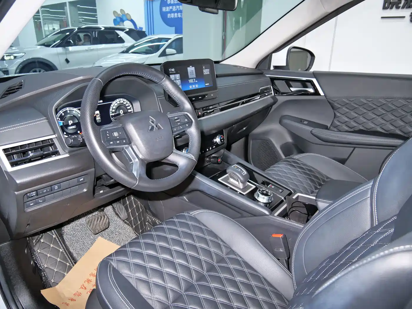 Mitsubishi Outlander 2023 1.5T CVT AWD Premium 7-Seater фото 11