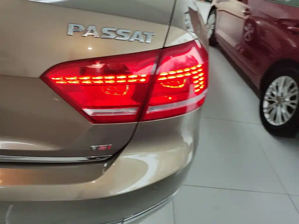 Volkswagen Passat 2014 1.8TSI DSG Executive Edition фото 8