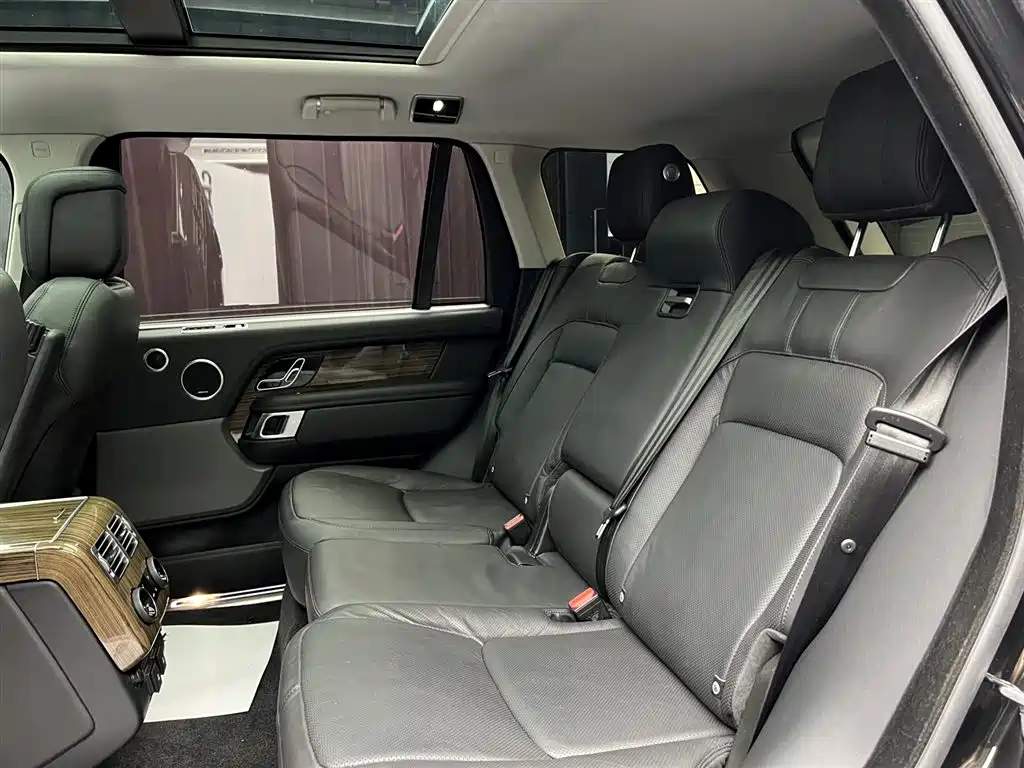 Land Rover Range Rover 2020 3.0 L6 Heritage Extended Edition фото 17