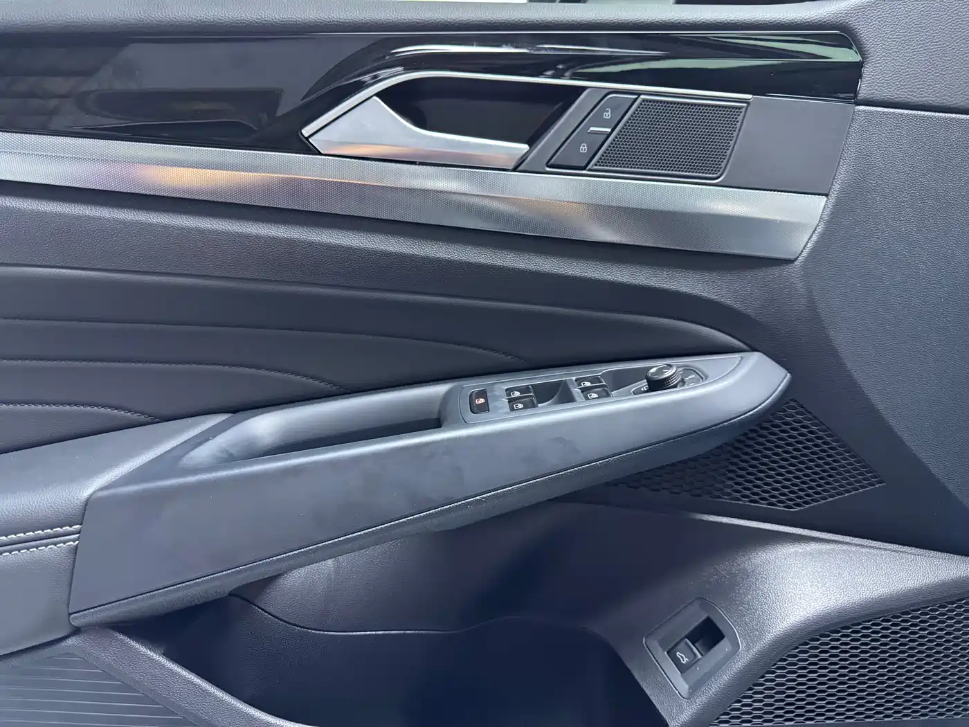 Volkswagen Passat 2024 380TSI Starlight Dragon Soaring Edition фото 5