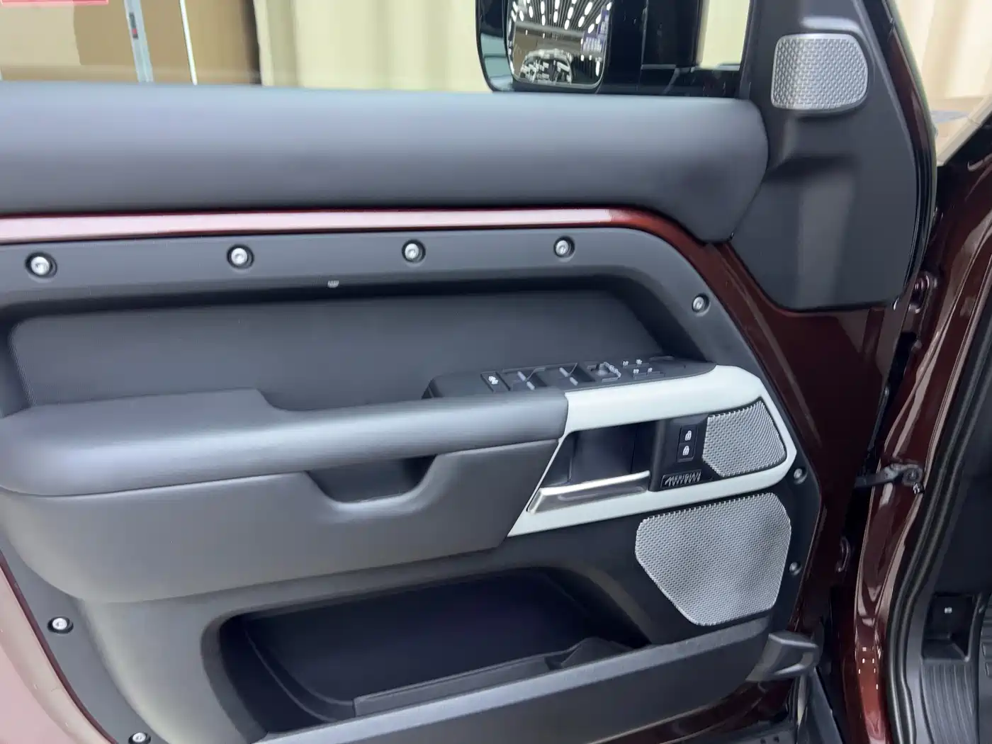 Land Rover Defender 2023 Model Year 130 3.0T P400 HSE фото 10