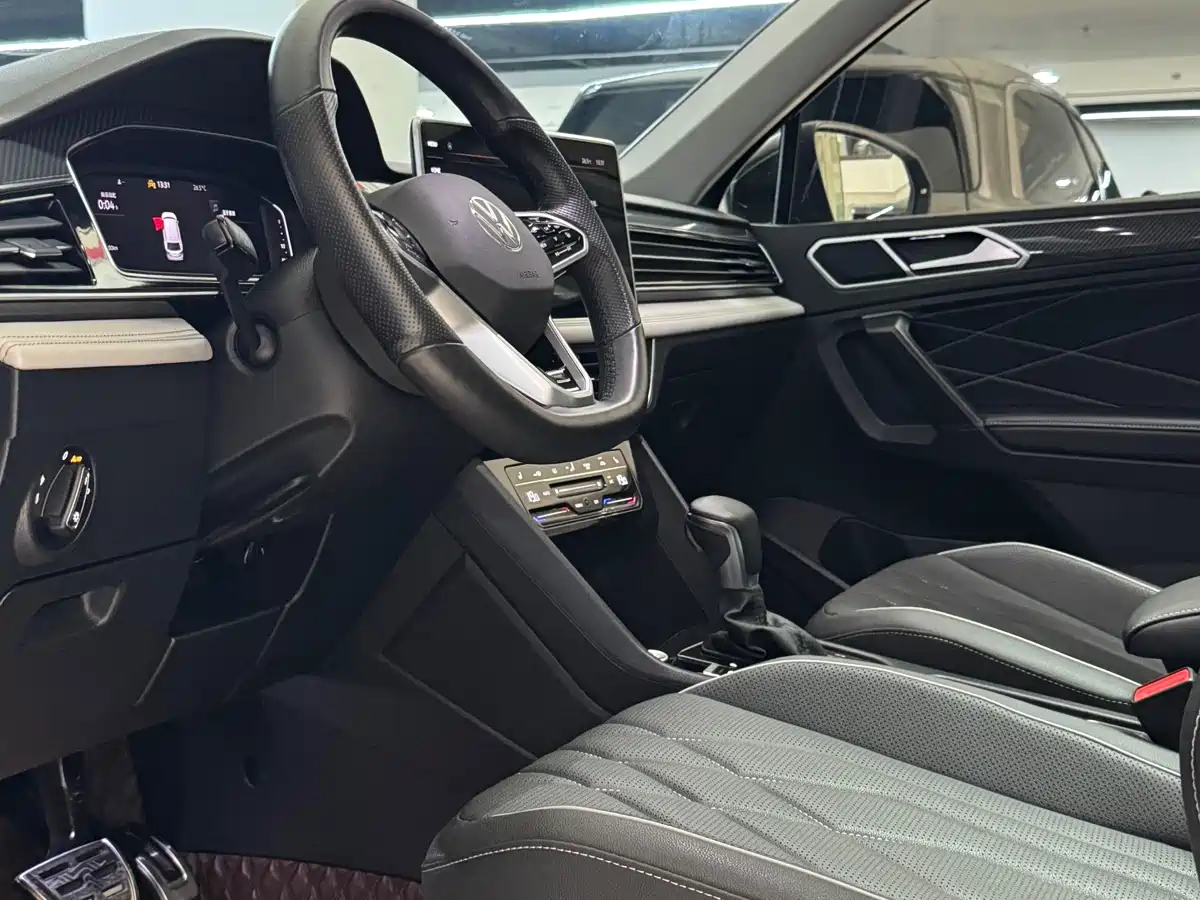 Volkswagen Tiguan L 2023 Facelift 330TSI Auto FWD R-Line Premium фото 5