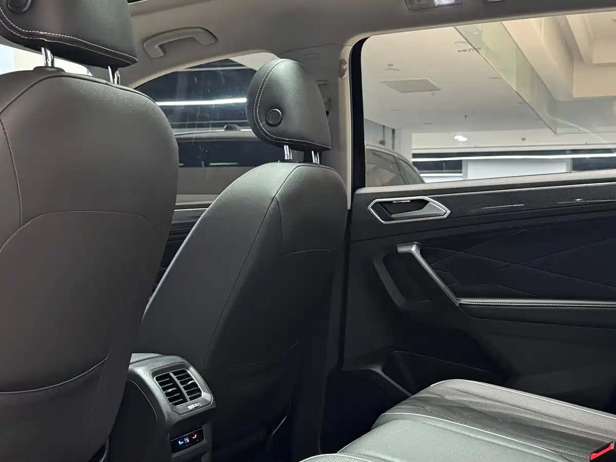 Volkswagen Tiguan L 2023 Facelift 330TSI Auto FWD R-Line Premium фото 6