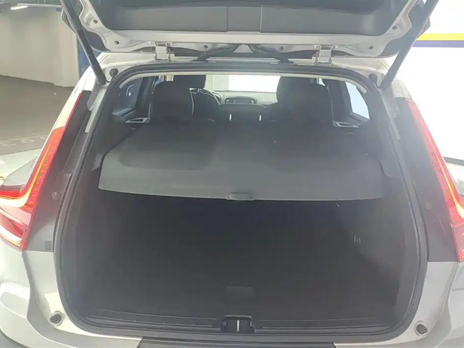 Фото 4 - Volvo XC40