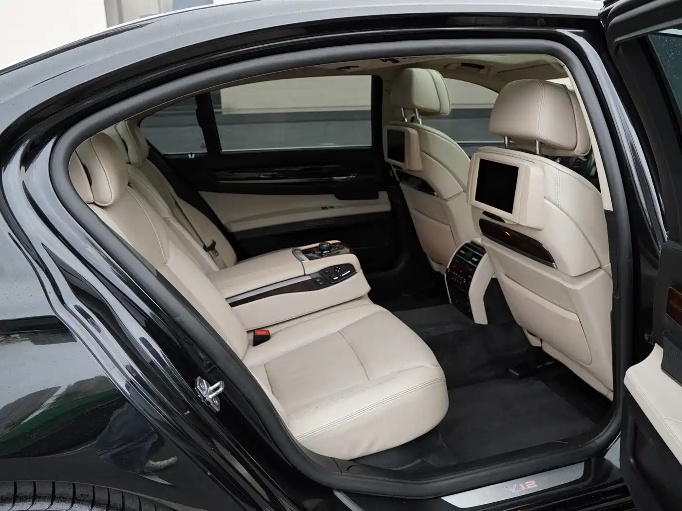 BMW 7 Series 2010 760Li фото 13