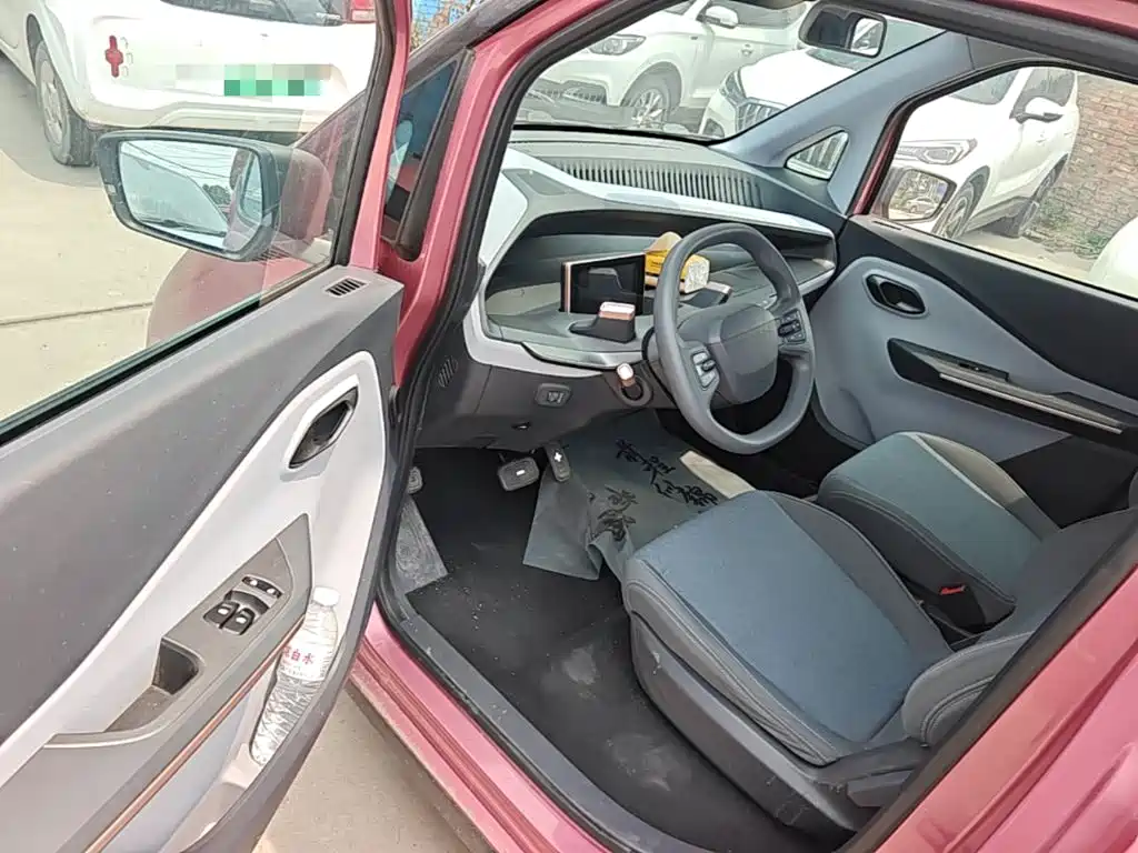 صورة 16 - Baojun E200