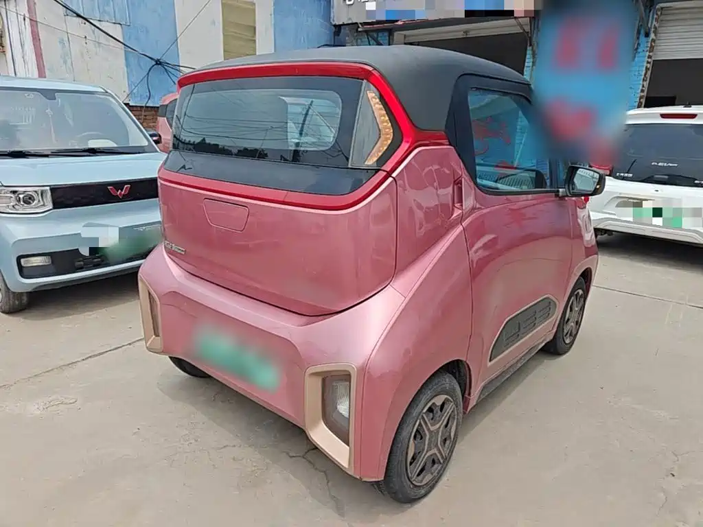 صورة 7 - Baojun E200