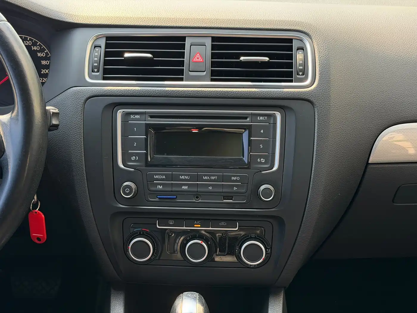 Volkswagen Sagitar 2015 1.6L Automatic Comfort фото 16