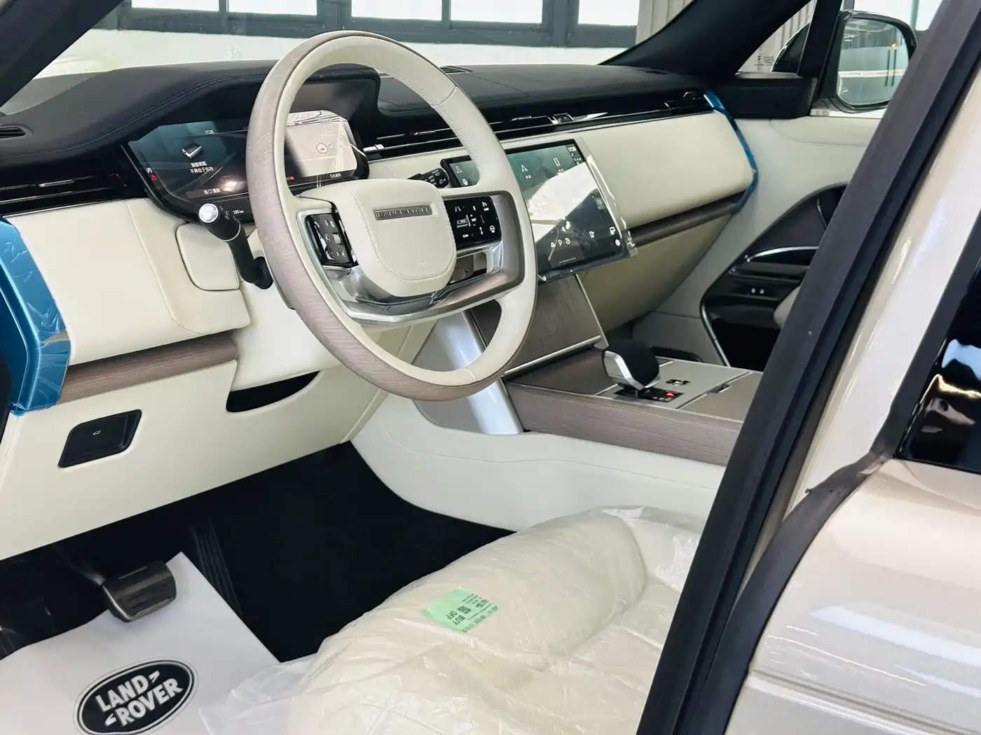 Land Rover Range Rover 2026 Model 3.0 L6 400PS AB Long Wheelbase Version фото 4