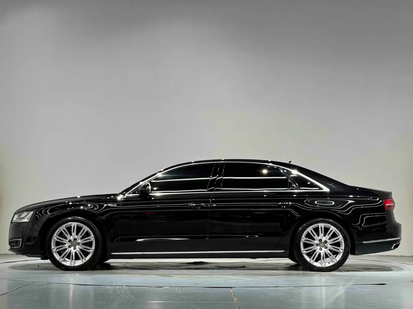 Photo 19 - Audi A8