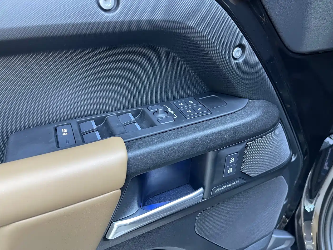 Land Rover Defender 2025 110 3.0T P400 -Dynamic HSE фото 16