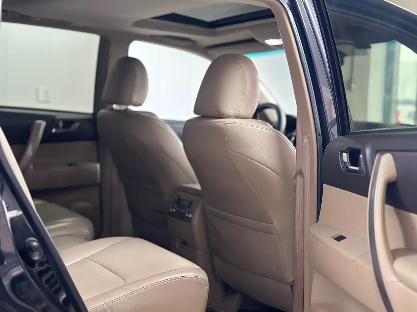 Toyota Highlander 2012 2.7L 2WD 7-Seater Luxury Edition фото 6