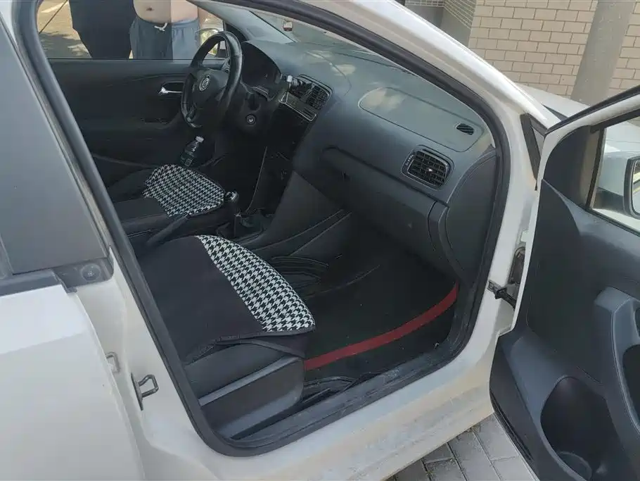 Volkswagen Polo 2016 1.4L Manual Trend фото 8