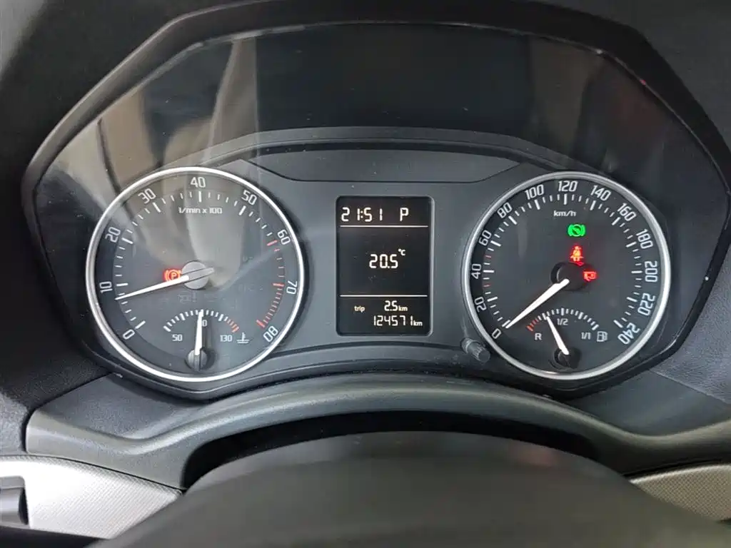 Škoda Octavia 2015 Classic 1.6L Automatic Elite Edition фото 12