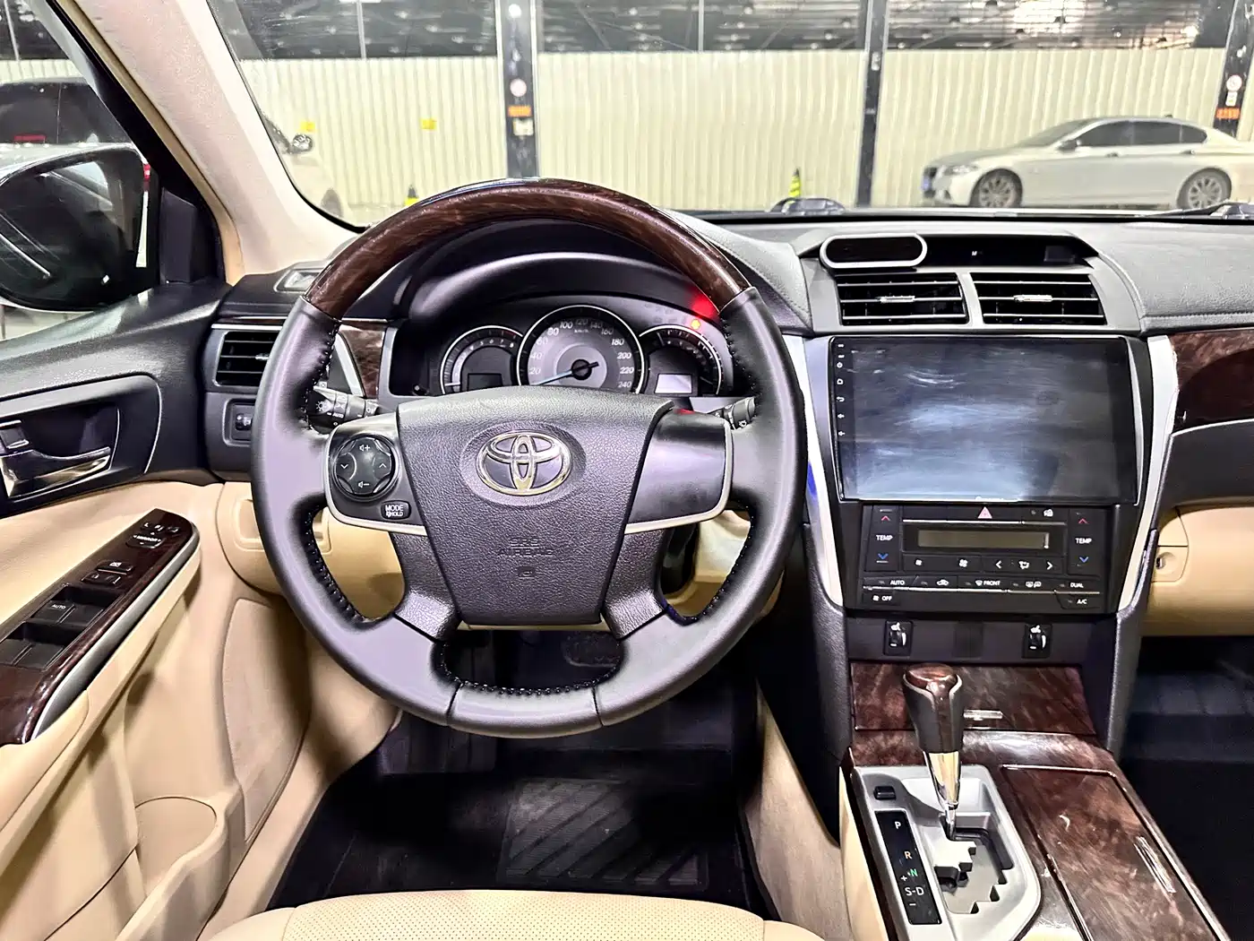 Toyota Camry 2015 2.0G Leading Edition фото 8
