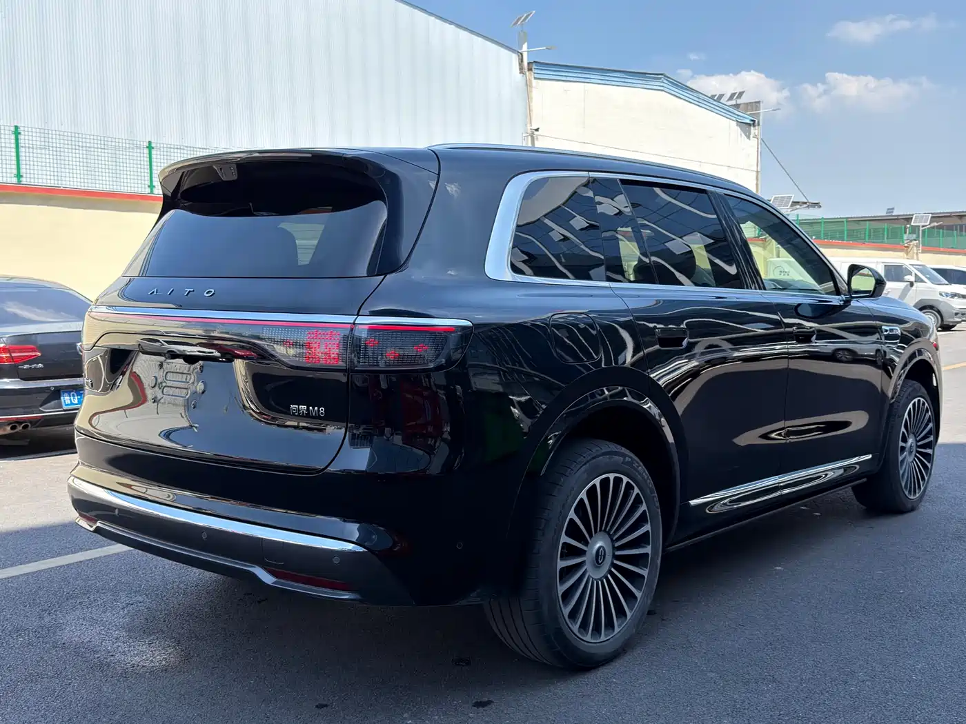 AITO Wenjie AITO M8 2025 Extended Range Ultra 53.4kWh 6-Seater фото 17