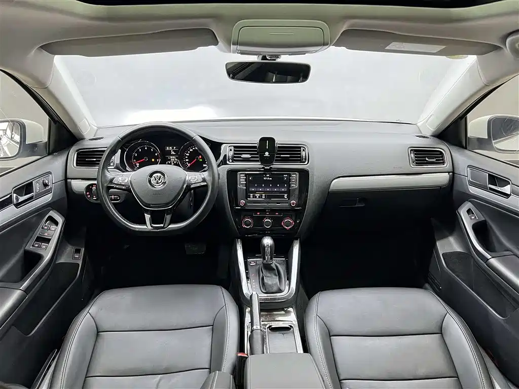 Volkswagen Sagitar 2018 1.6L Automatic Comfort фото 9