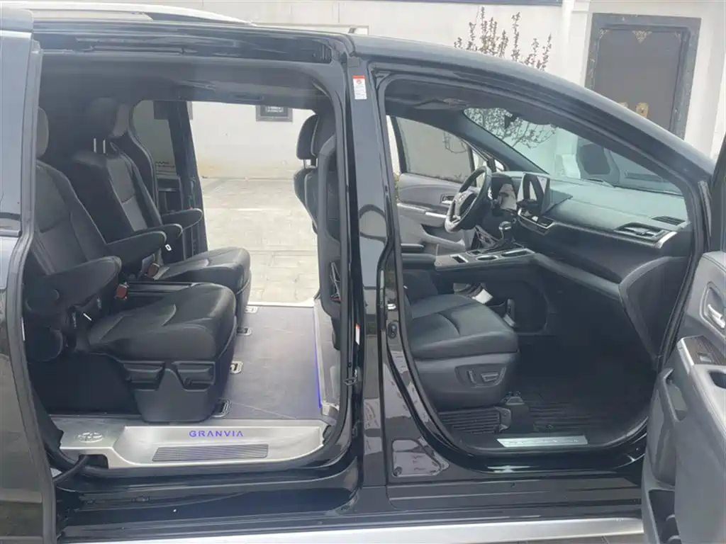 Toyota Granvia 2024 2.5L Hybrid Premium PLUS фото 6