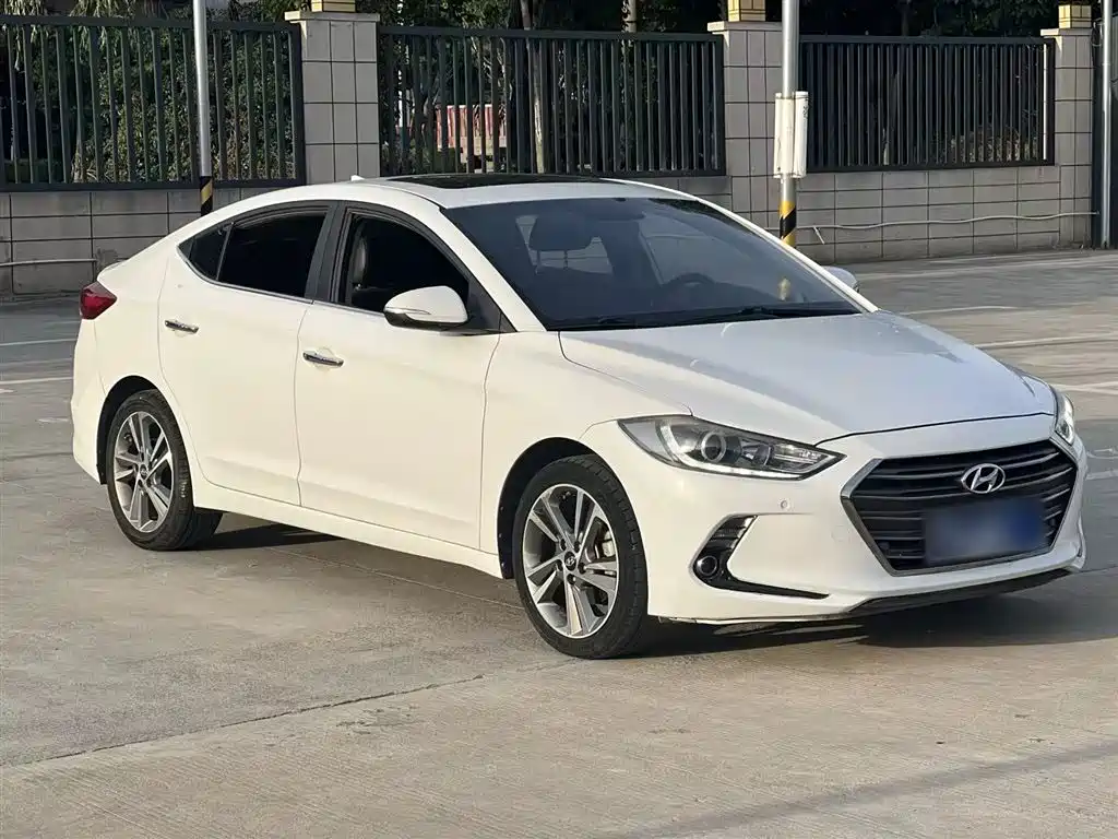 Hyundai Elantra 2016 1.6L Auto Smart·Luxury Edition фото 4