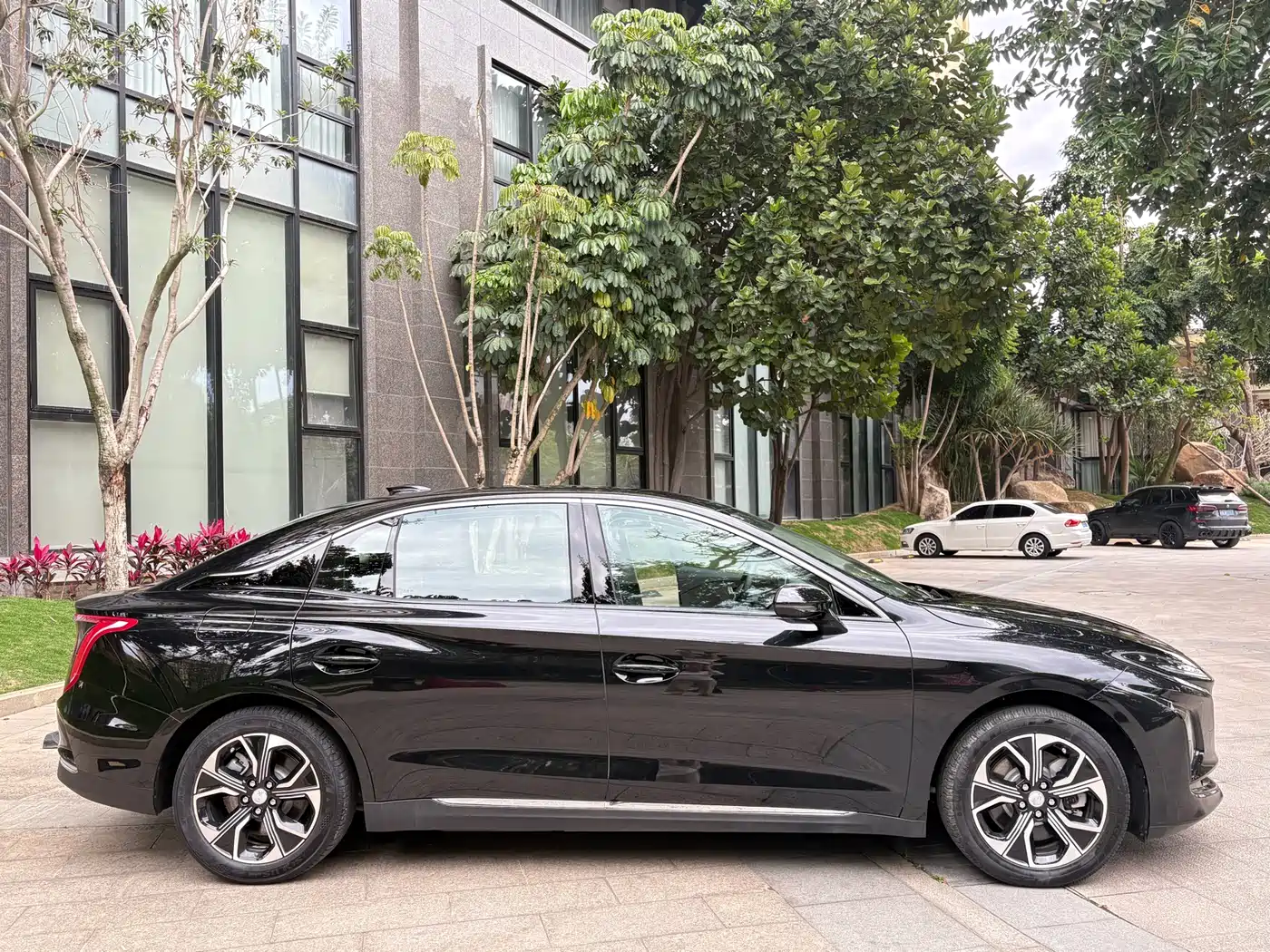 Hongqi E-QM5 2023 Basic Travel Edition фото 5