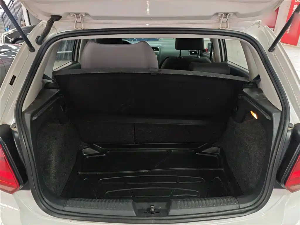 Volkswagen Polo 2014 1.6L Automatic Comfort Edition фото 9
