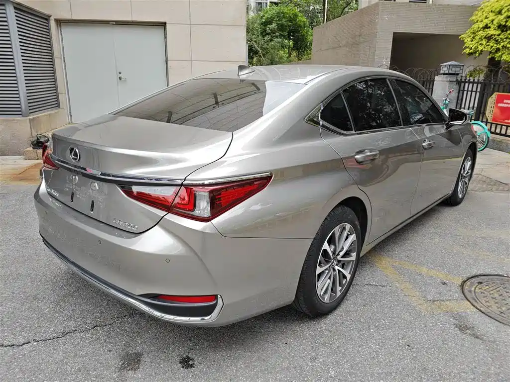 Lexus ES 2023 200 Excellence Edition фото 7
