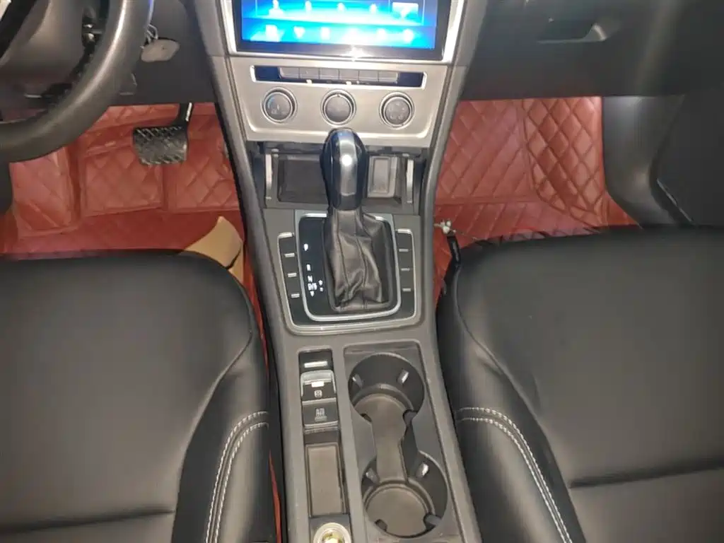 Volkswagen Golf 2016 1.6L Automatic Comfort фото 14
